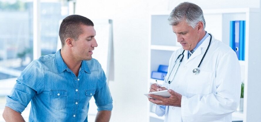 der Arzt empfiehlt dem Patienten ein Gerät gegen Prostatitis