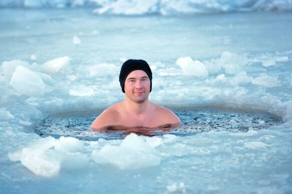 Schwimmen in einem Eisloch als Methode zur Vorbeugung von Prostatitis